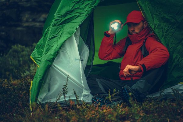 Quelle est l'importance d'une lampe de poche pour un touriste campeur ?