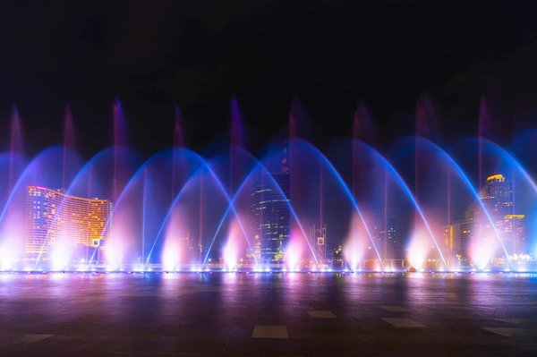 Guide facile et pratique pour réussir l'organisation d'un spectacle aquatique immersif