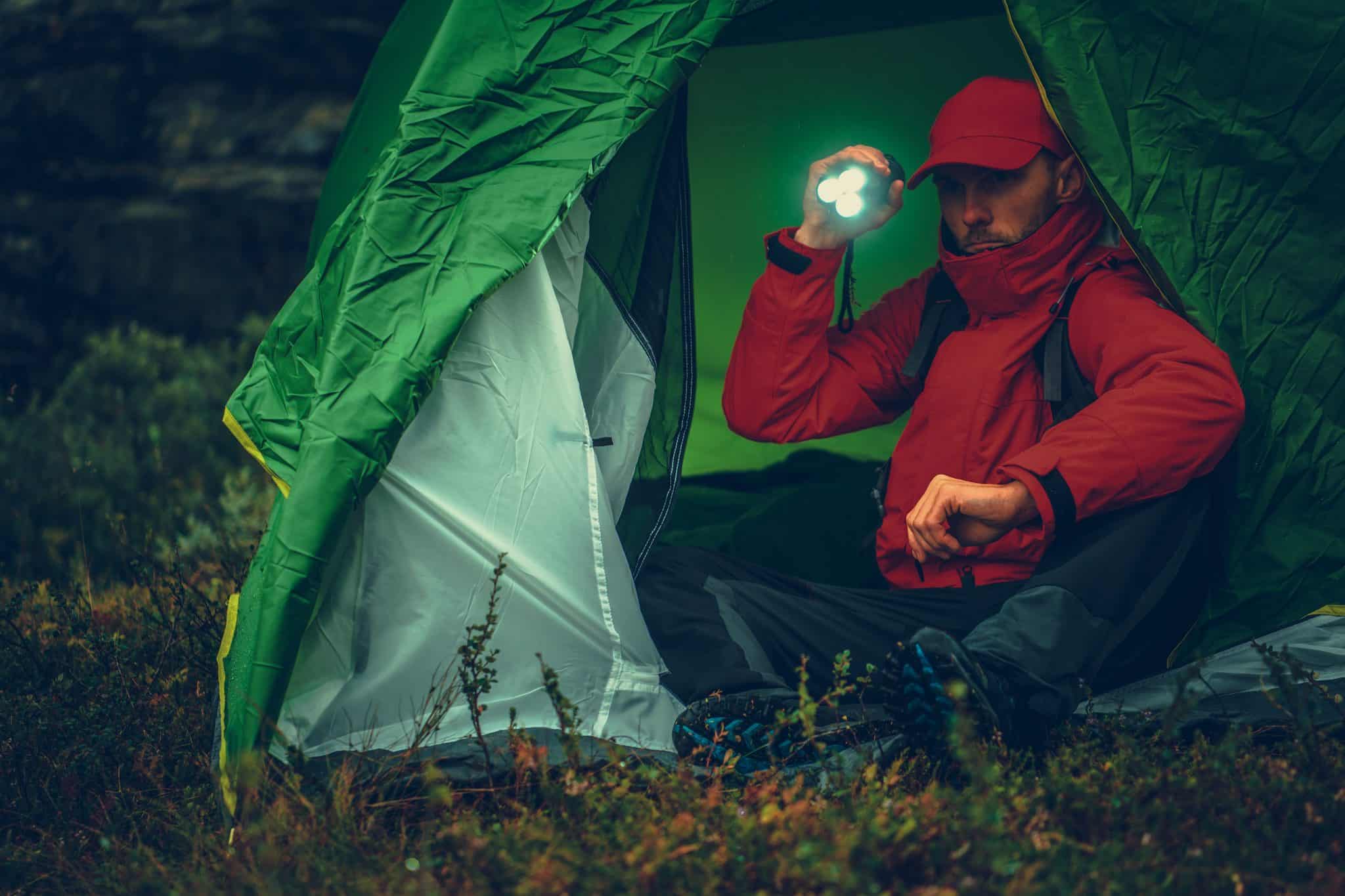 Quelle est l’importance d’une lampe de poche pour un touriste campeur ?